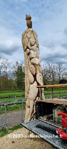 Ce totem est situé le long du Canal coté restaurant.